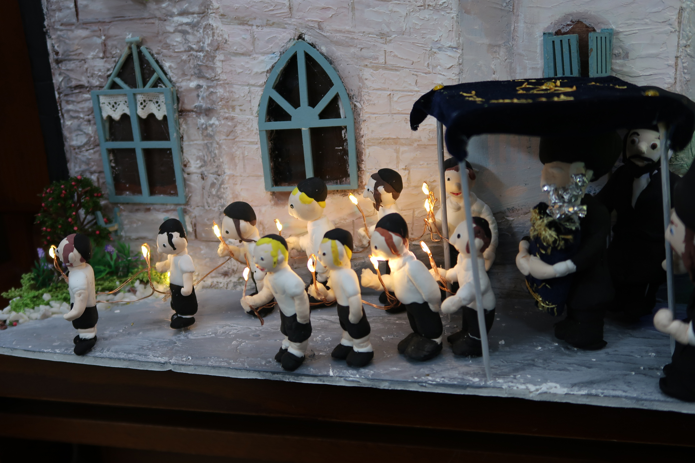 ילדים וחופה מהצד.jpg