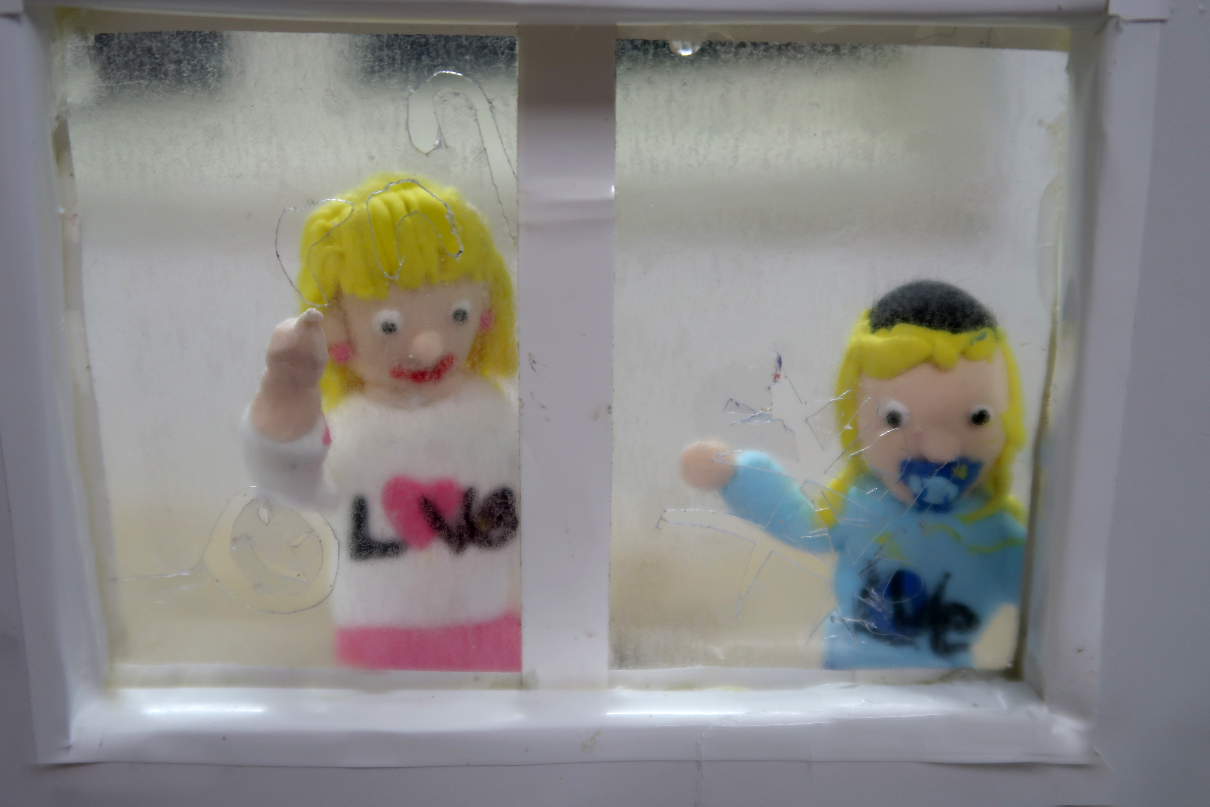 ילדים מבעד לחלון עם האדים.jpg