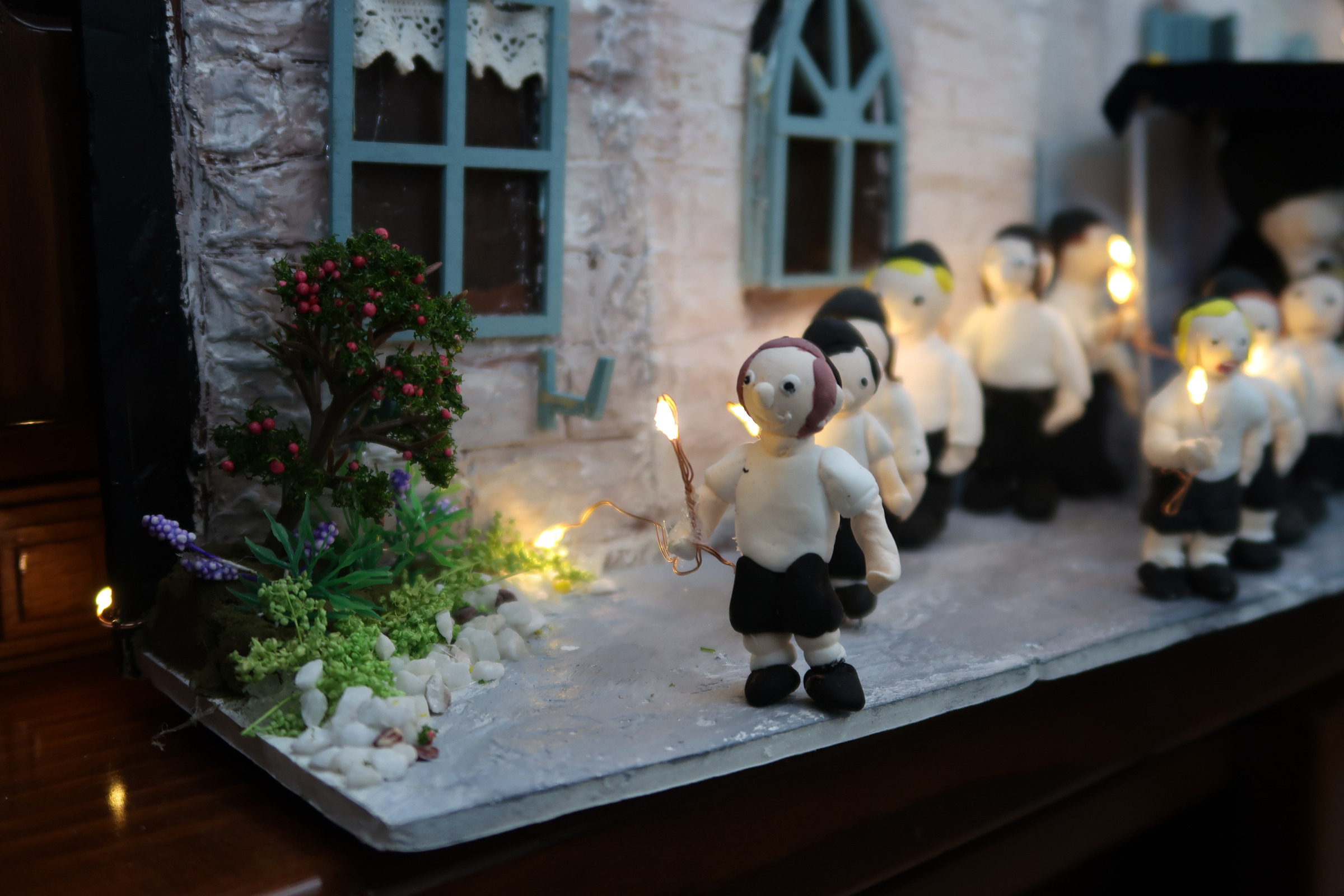 ילדים עם לפידים 1.jpg