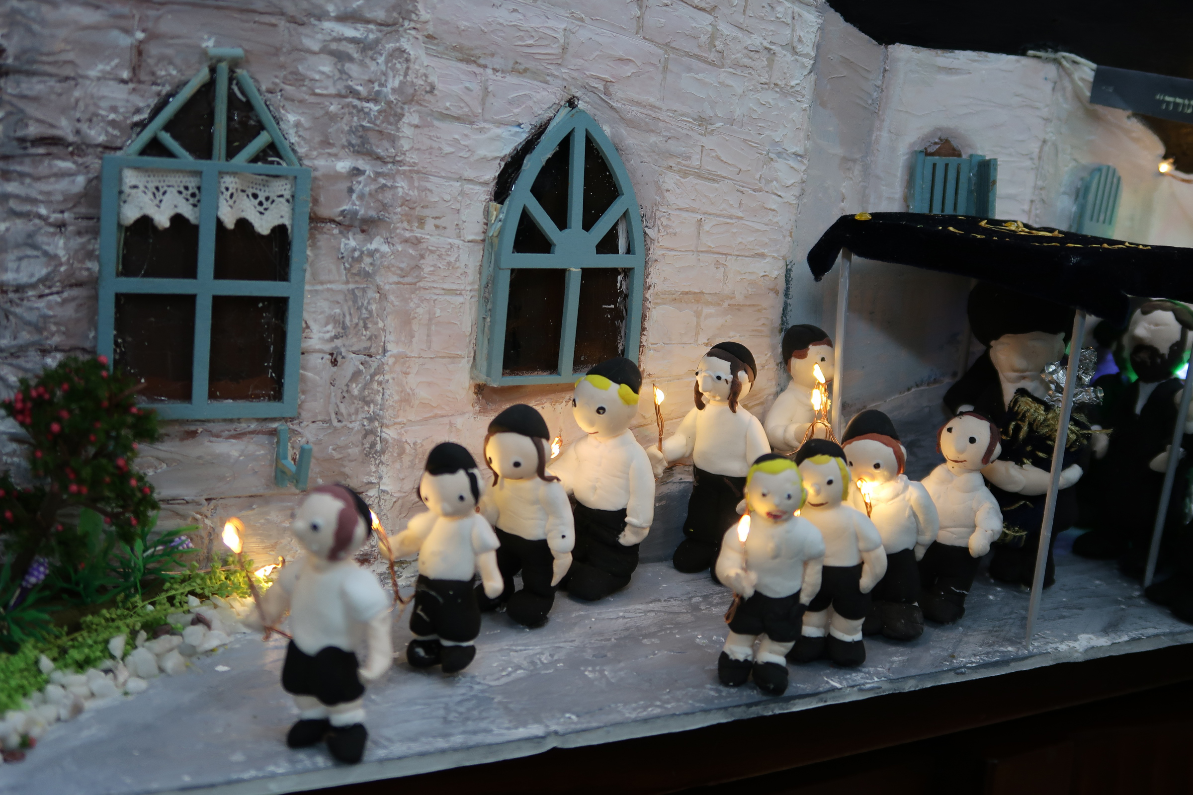 ילדים עם לפידים 2.jpg