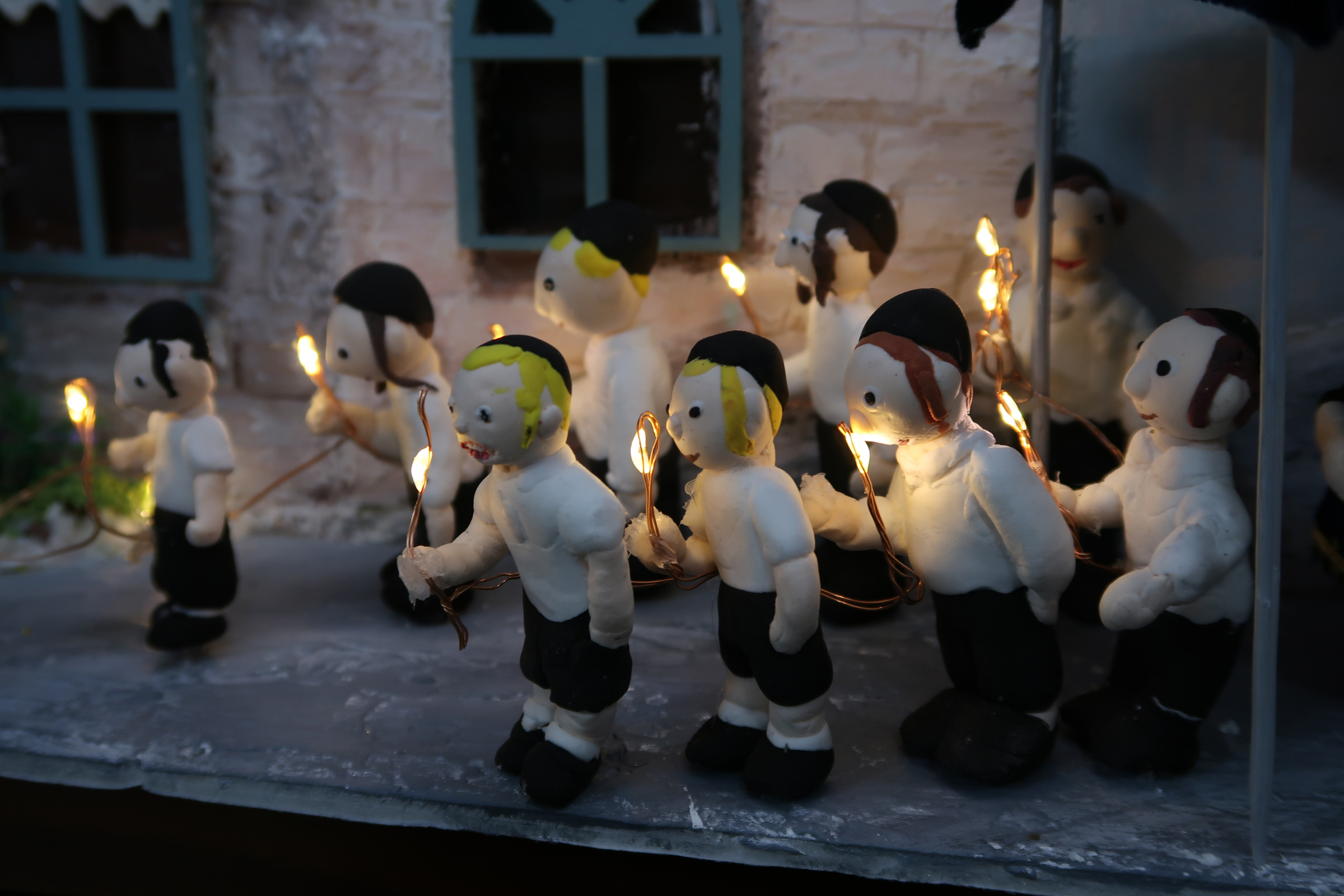 ילדים עם לפידים 3 מהצד.jpg