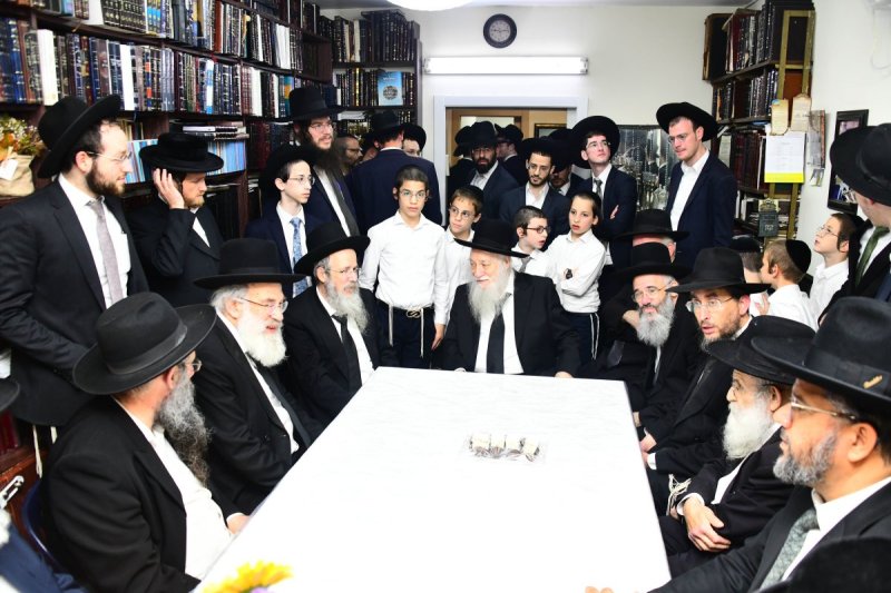 יציאת הספר ממעונו של נשיא הישיבה.jpg