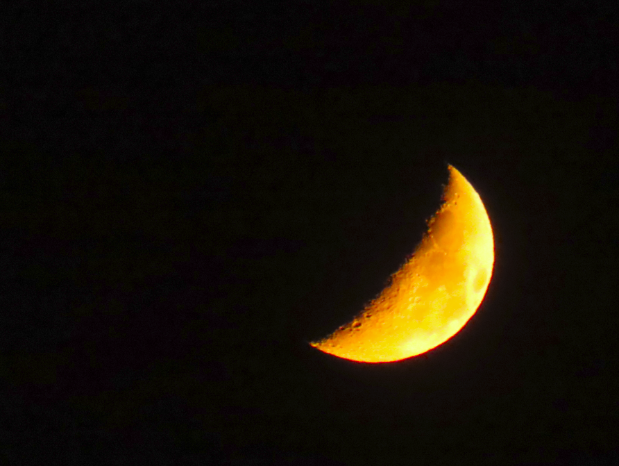 ירח צהוב קטן איכות נמוכה.png