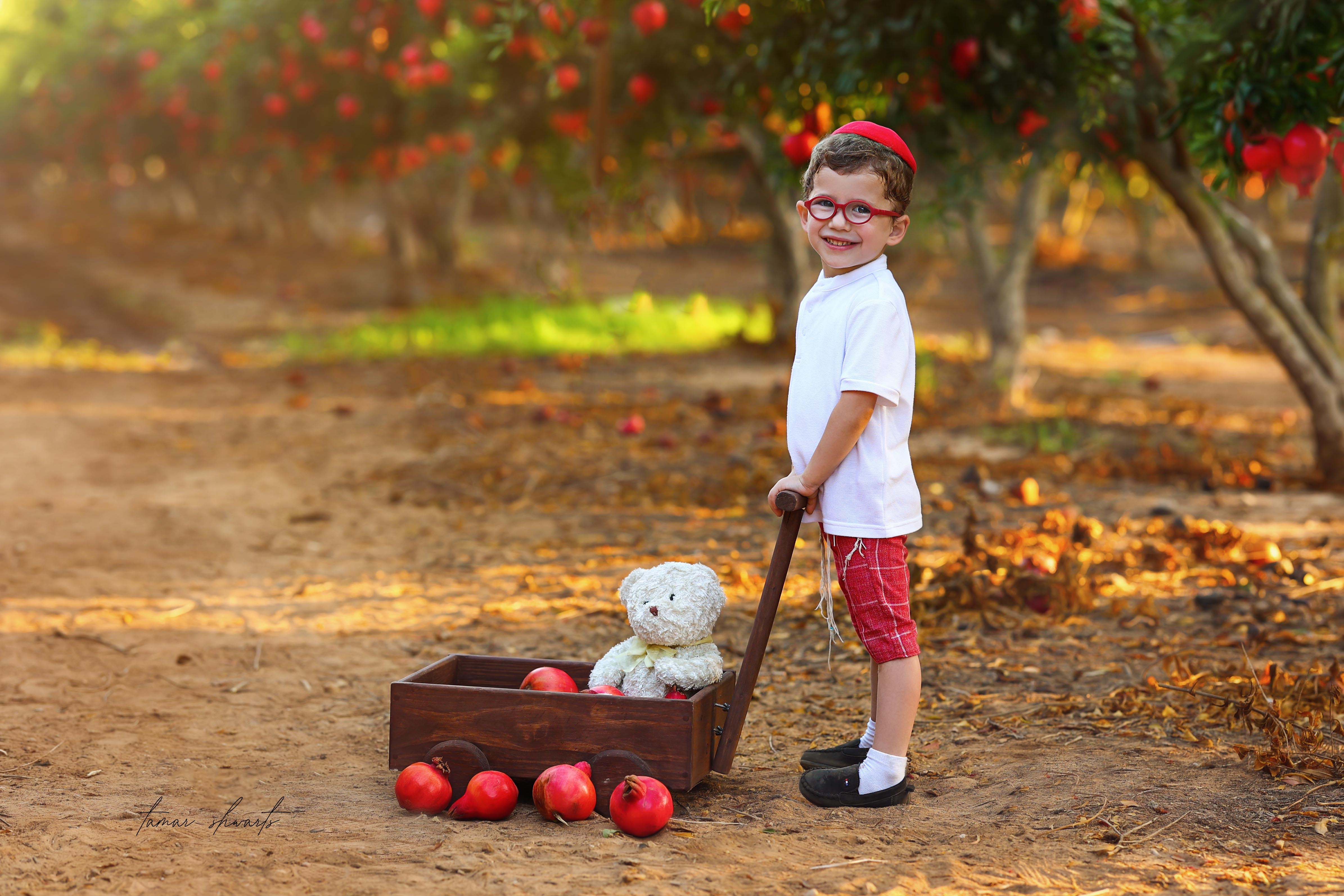 ישי עם לוגו.jpg