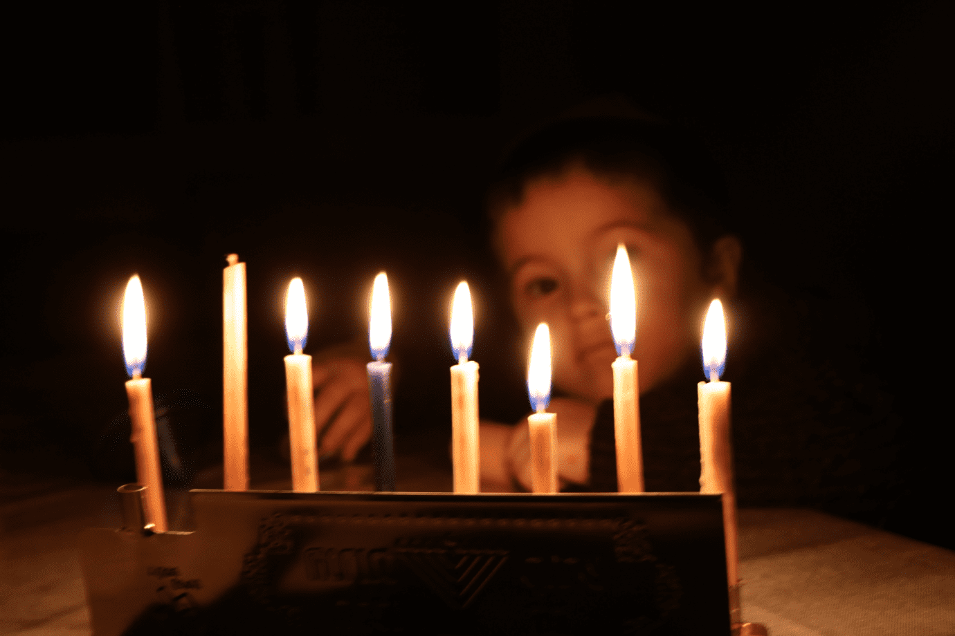 ישראלה והנרות.png