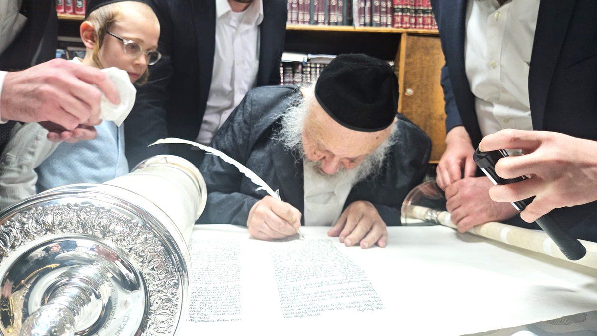 כותב אות בס''ת של הישיבה לע''נ מרן הגרי''ג תשפ''ה.jpg