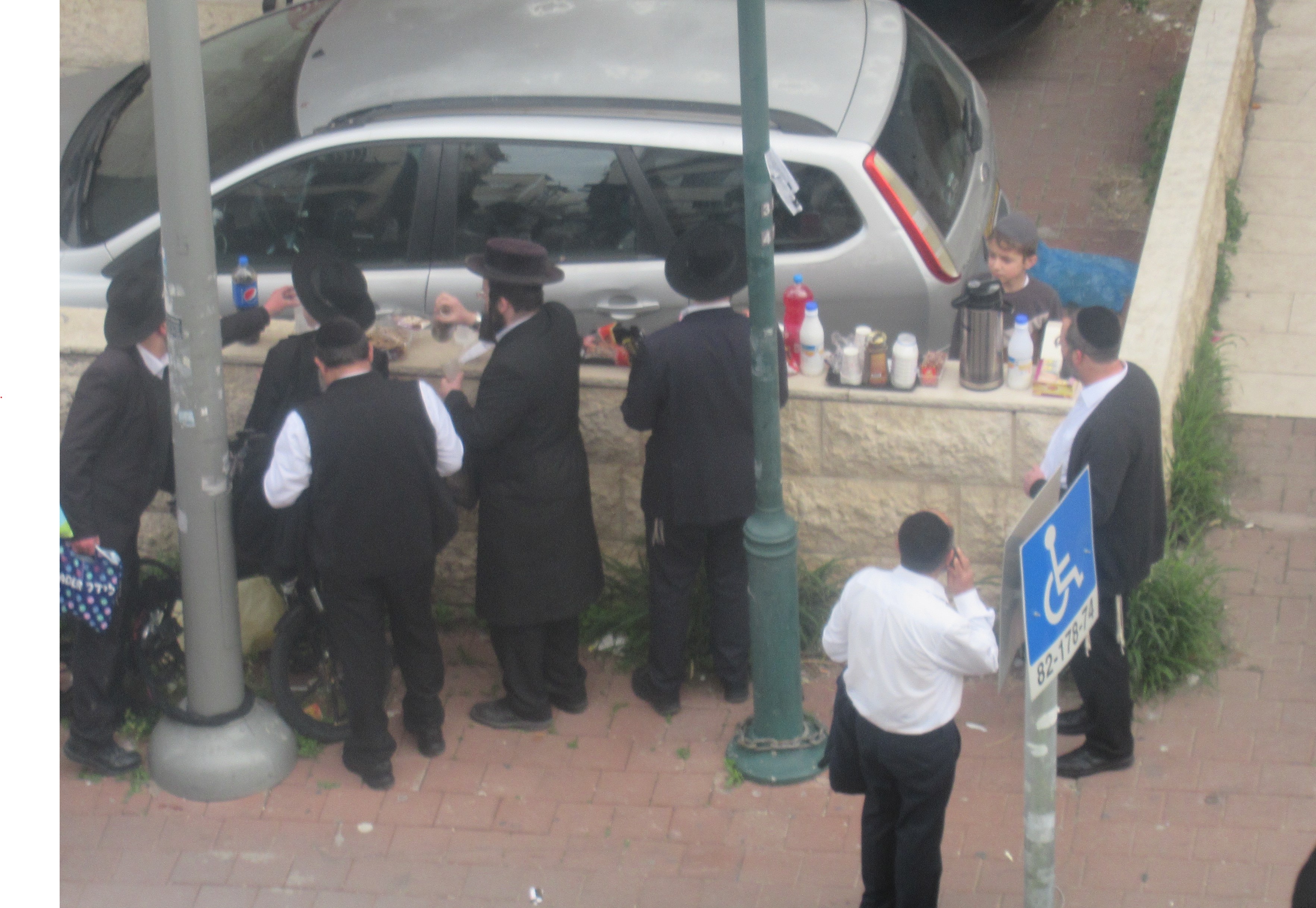 כיבוד לציבור המלווים.jpg