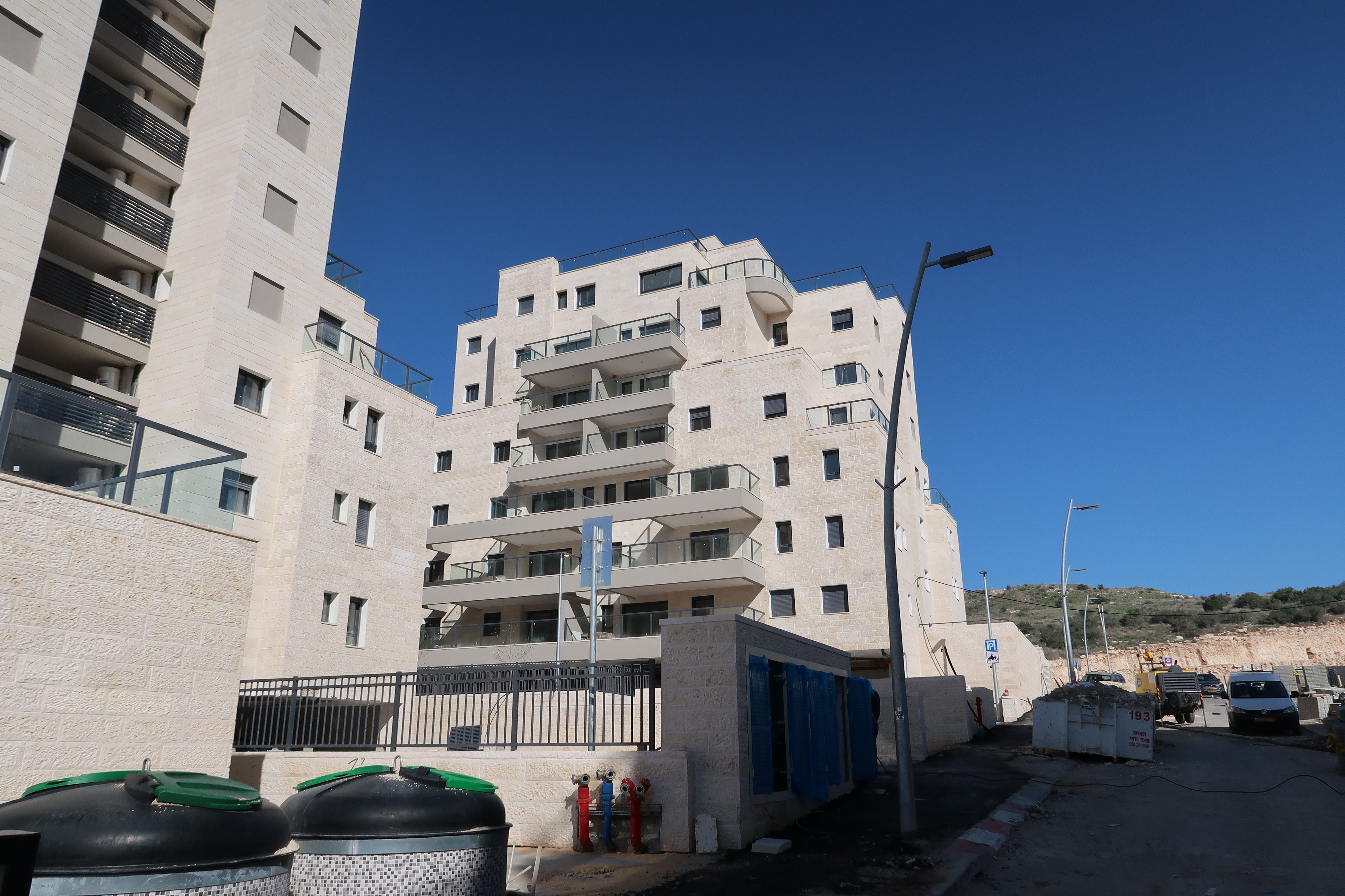 כניסה לבניין 4 ובניין 2 מאחורה.JPG