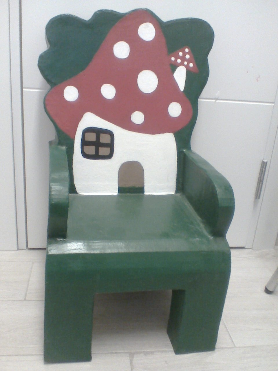 כסא מקרטון.jpg