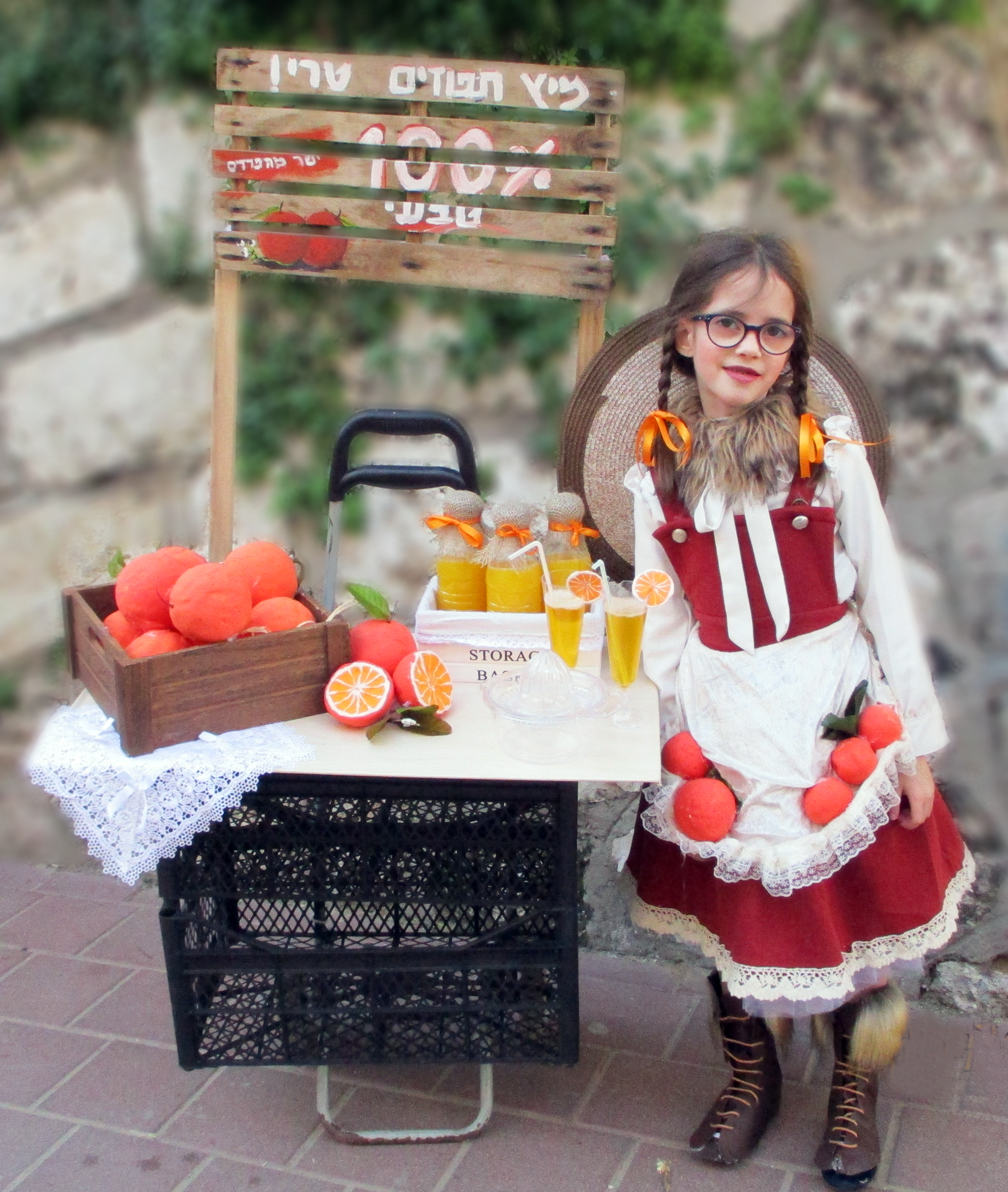 כפריה מוכרת מיץ תפוזים.jpg