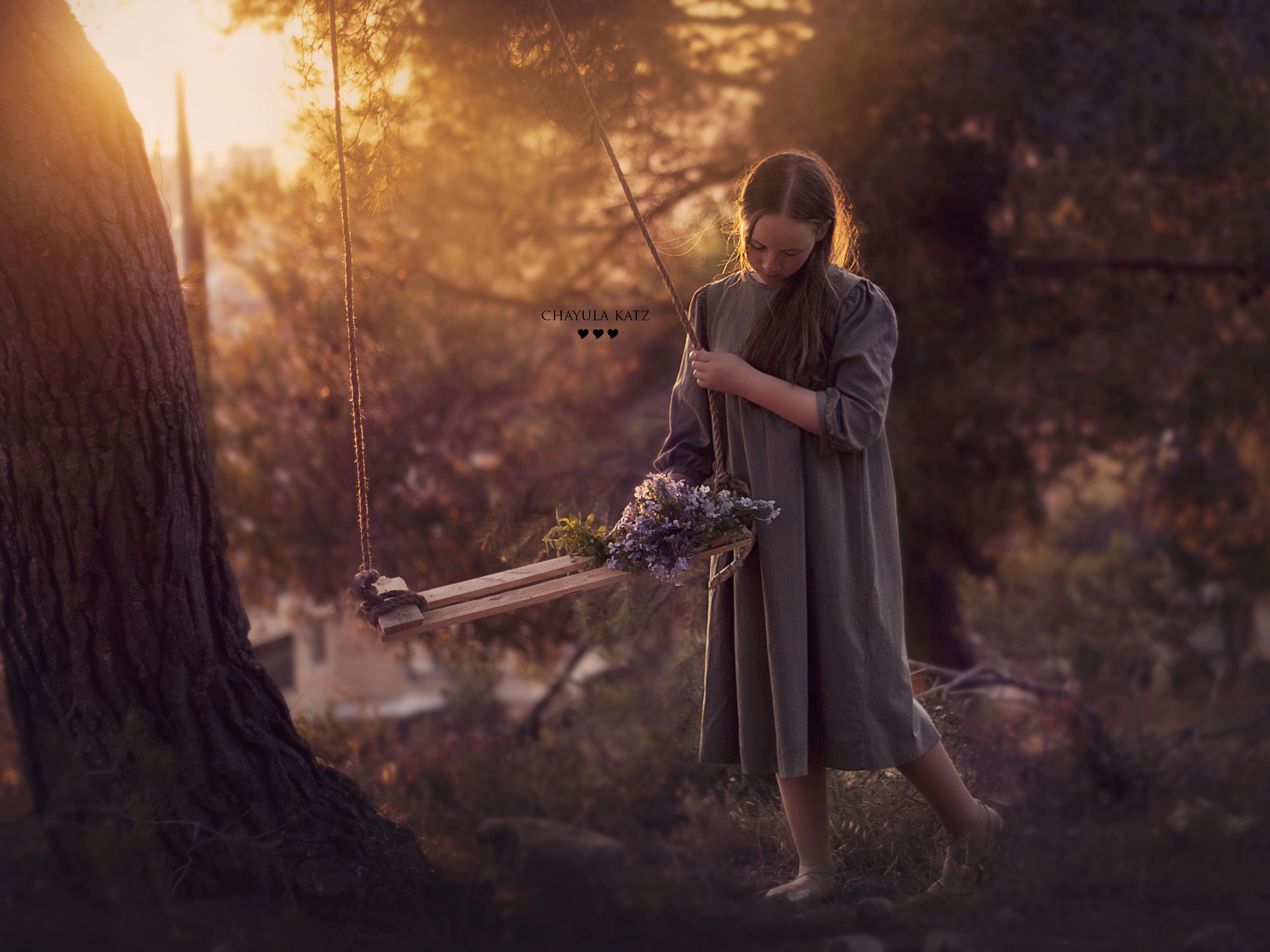 לאה ליד הנדנדה.jpg