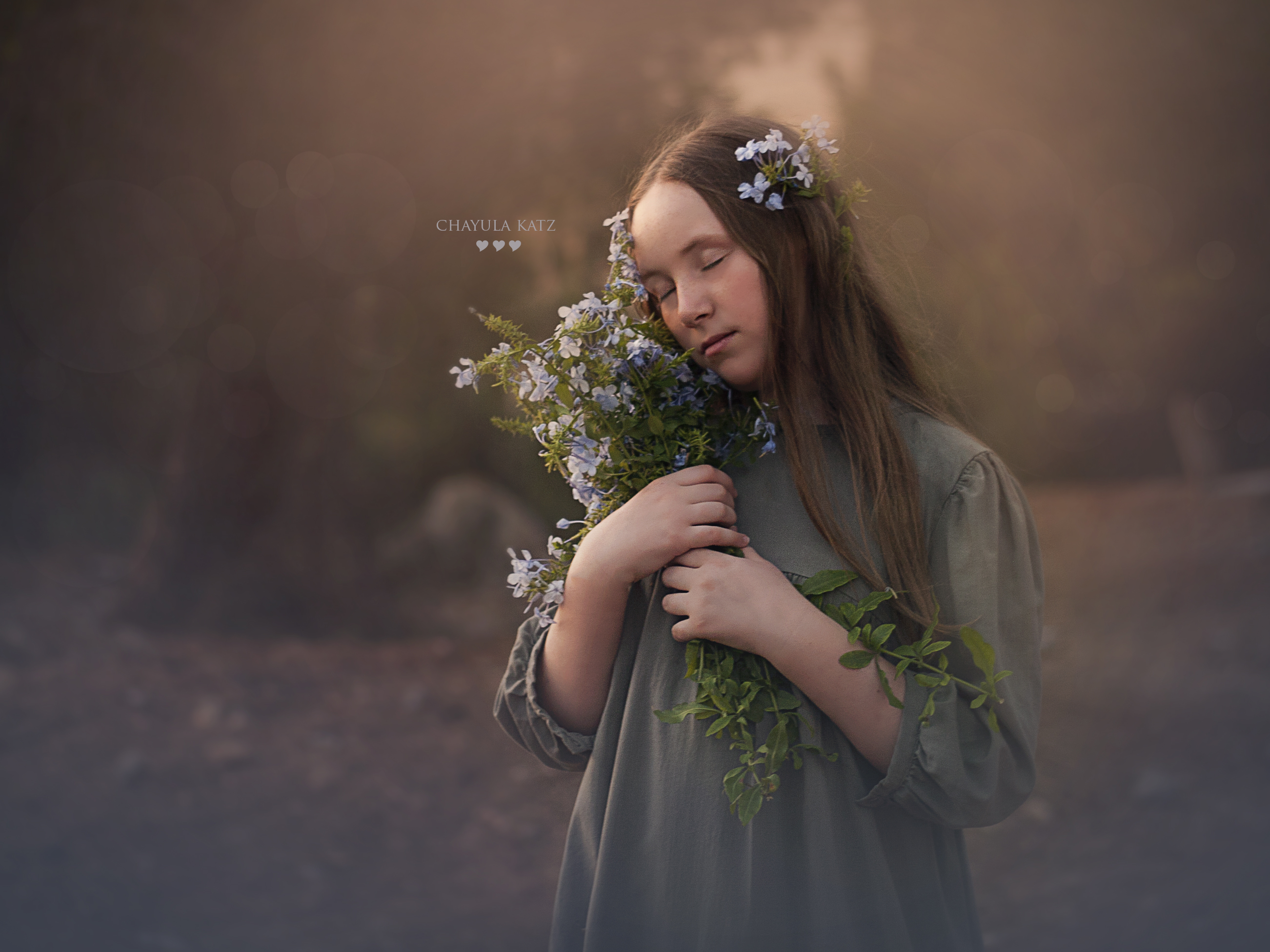 לאה עם פרחים אחר 2.jpg