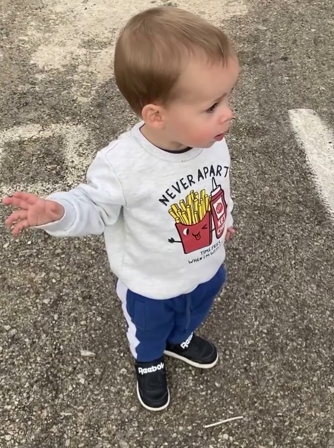 לביא ממתין לאביו.jpg