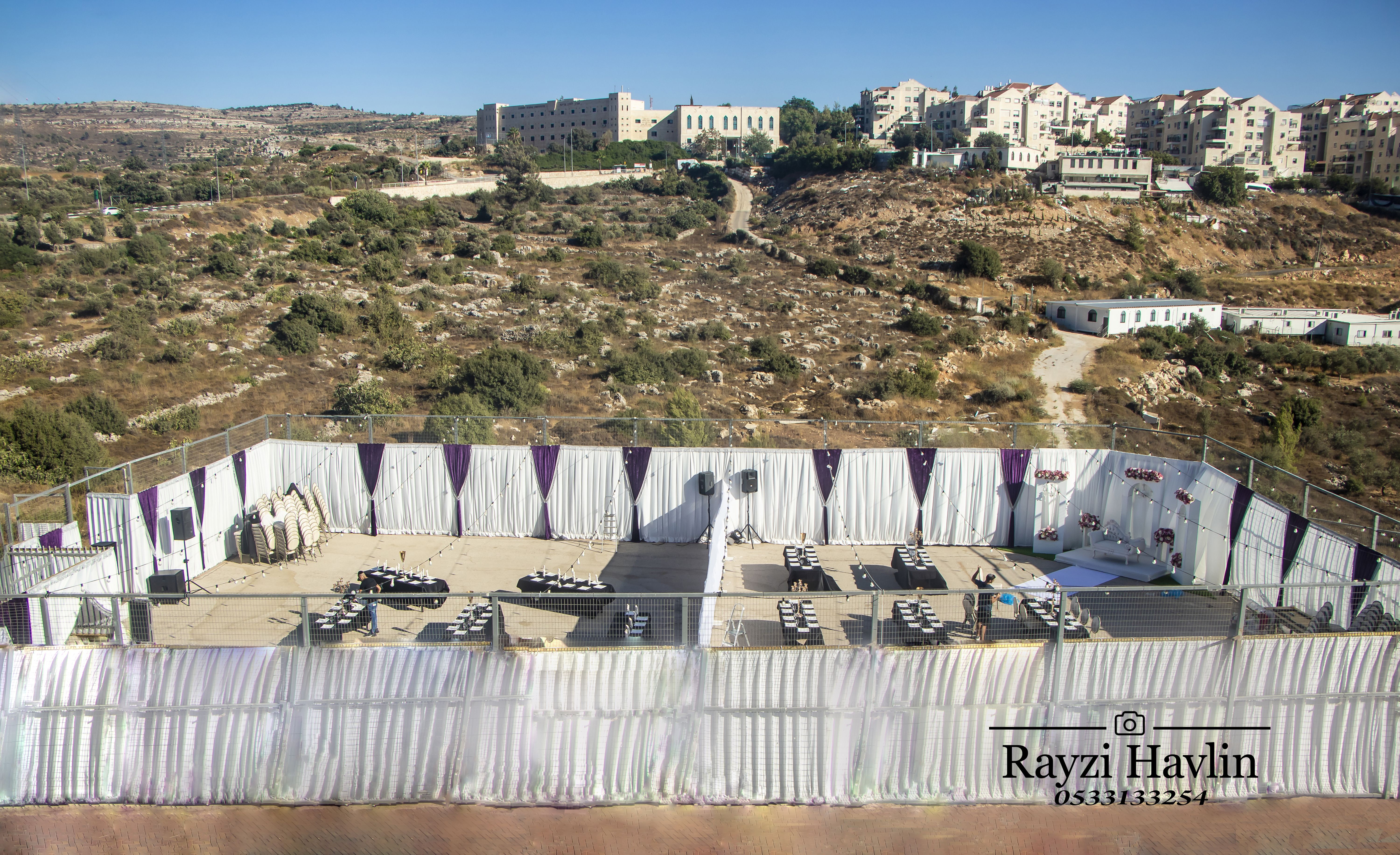 לוגו מבט של כל האולם מלמעלה.jpg