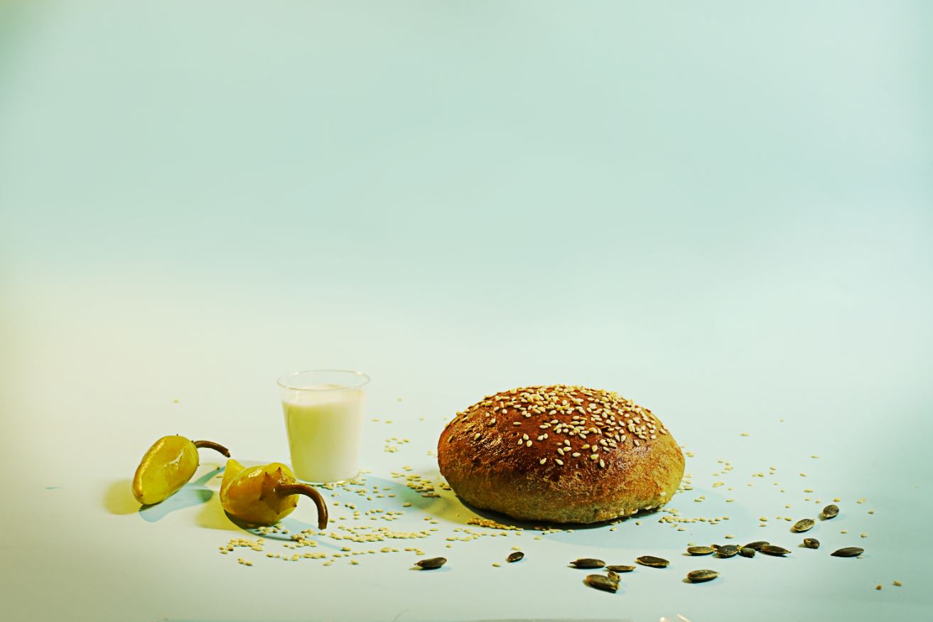 לחמניה שפקה וחלב צילום מקצועי רחל R Y.JPG