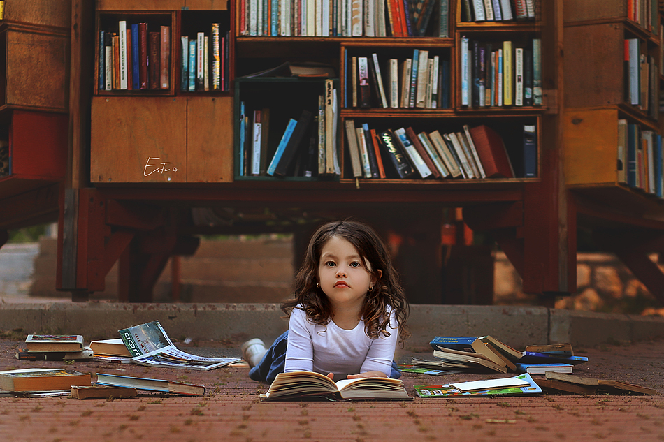 ללי שוכבת ספרים יפה מוקטן.jpg