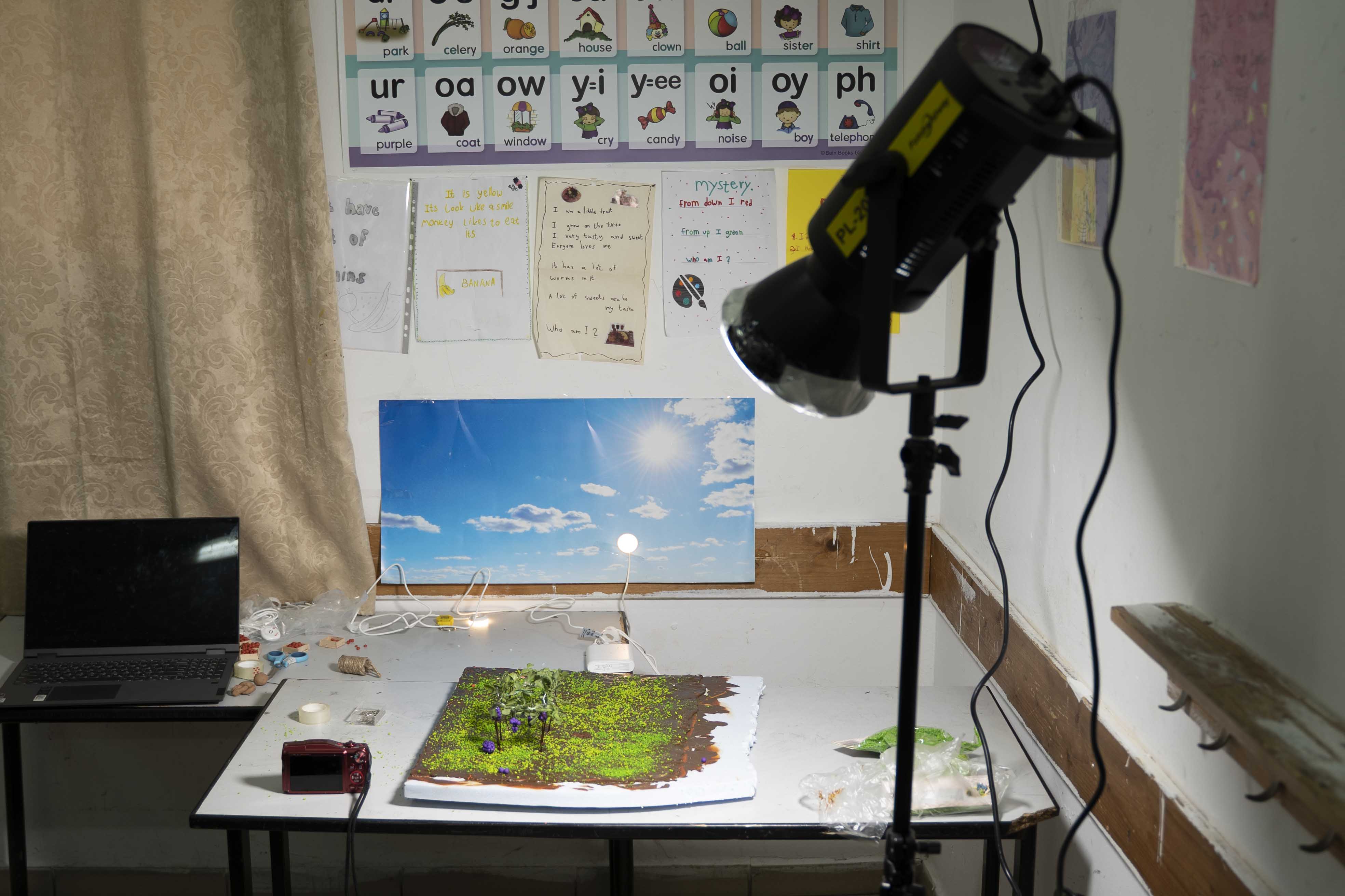 מאוחרי הקלעים.jpg