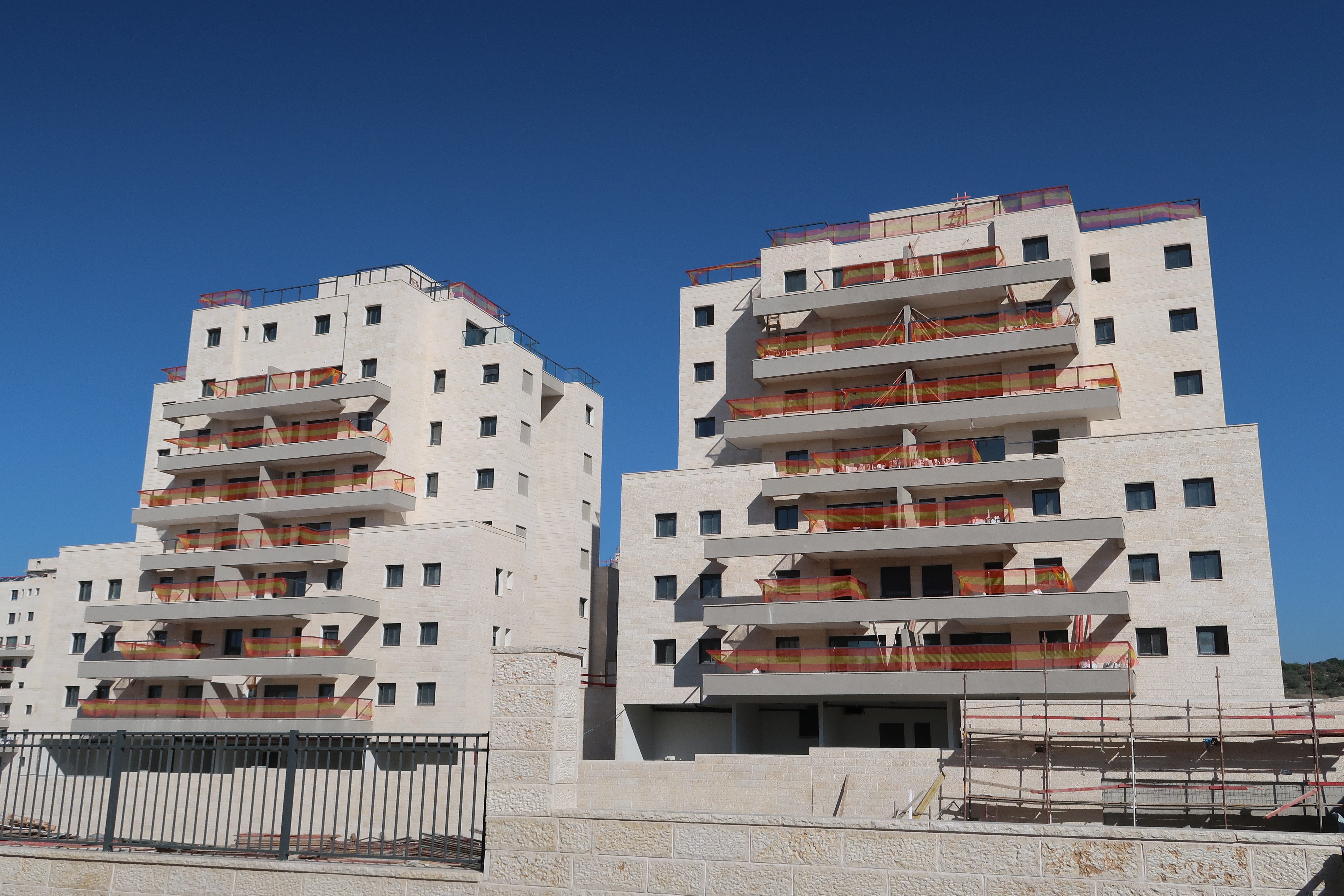 מאחורהבניינים 9-10.JPG