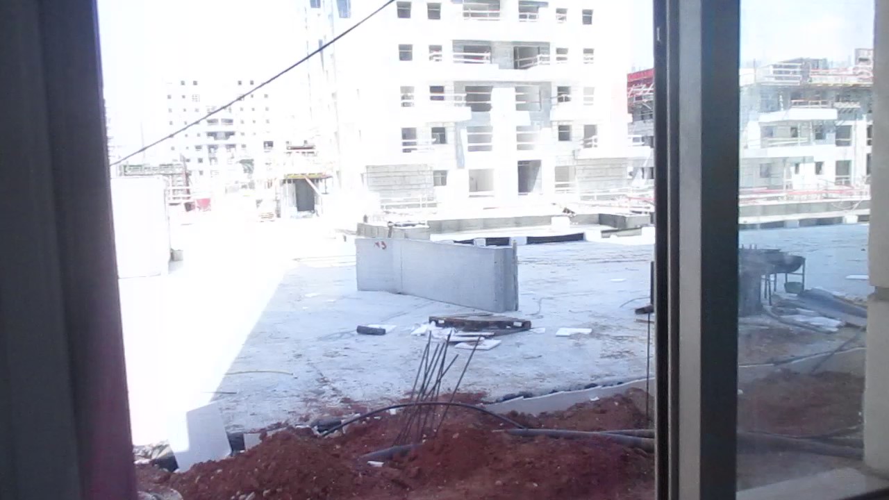 מבט מהחלון לכיוון החניה.jpg