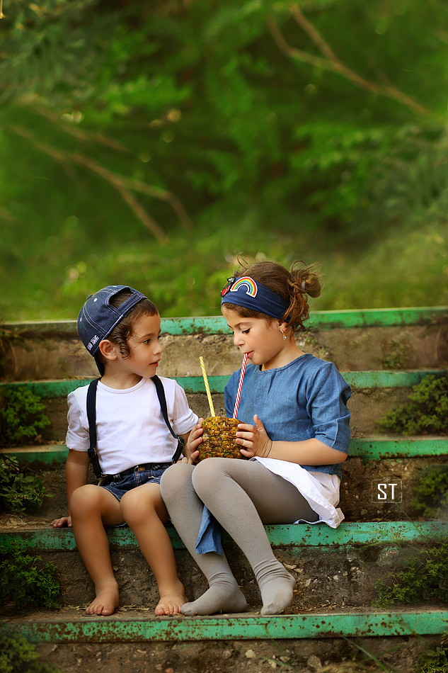 מוישי וחני אננס מוקטן.jpg