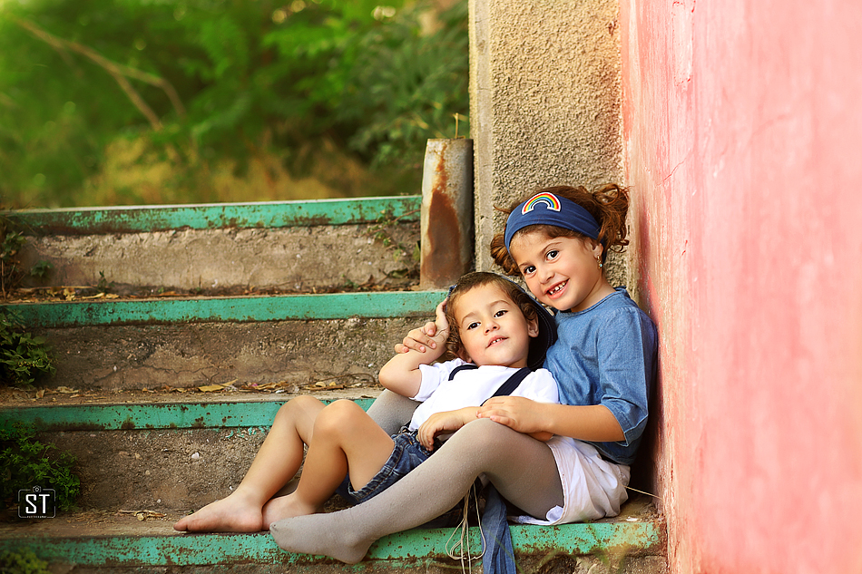 מוישי וחני מחובקים מוקטן.jpg
