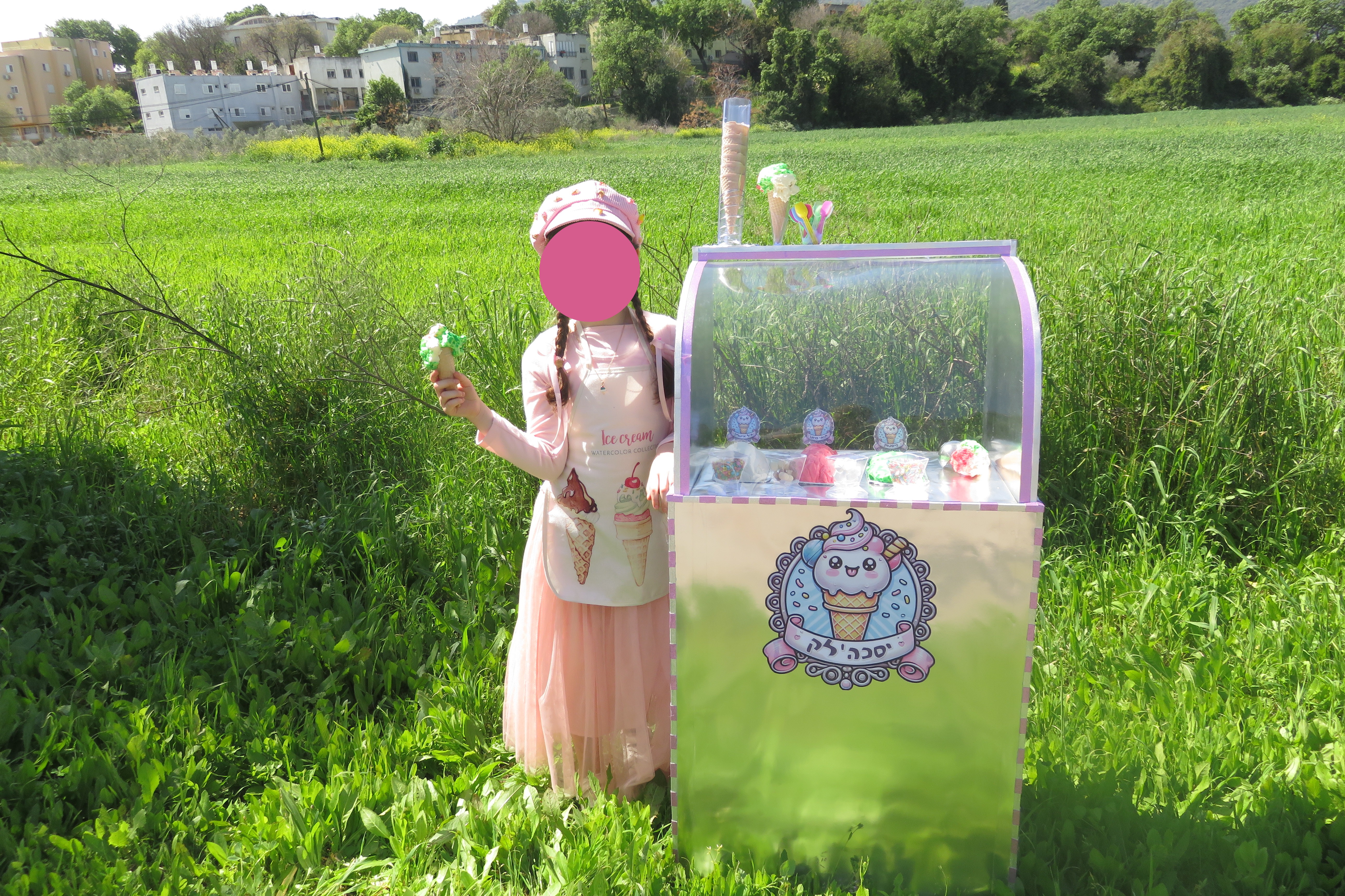 מוכרת גלידה 1.JPG