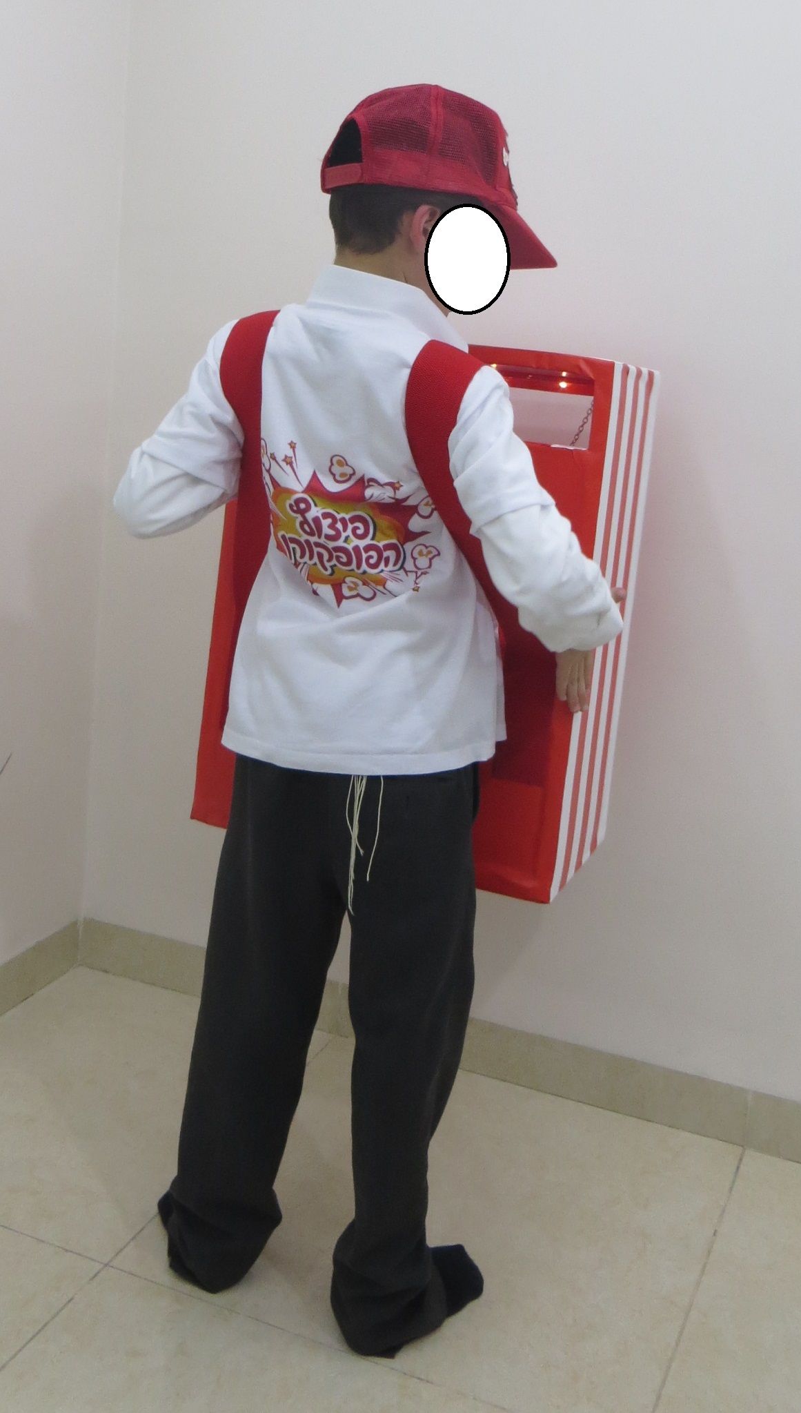 מוכר פופקורן אחורי.jpg