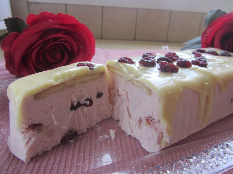 מוס גבינה ותותים פנים.jpg