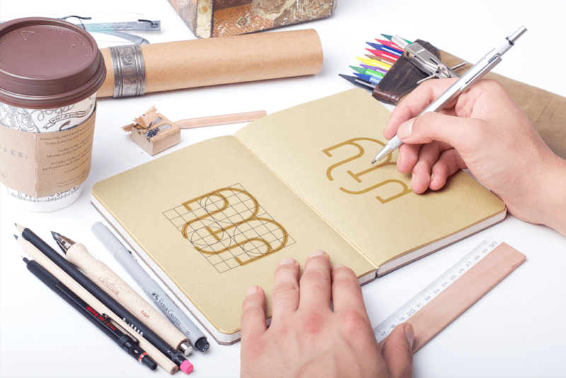 מוקאפ איש כותב.png