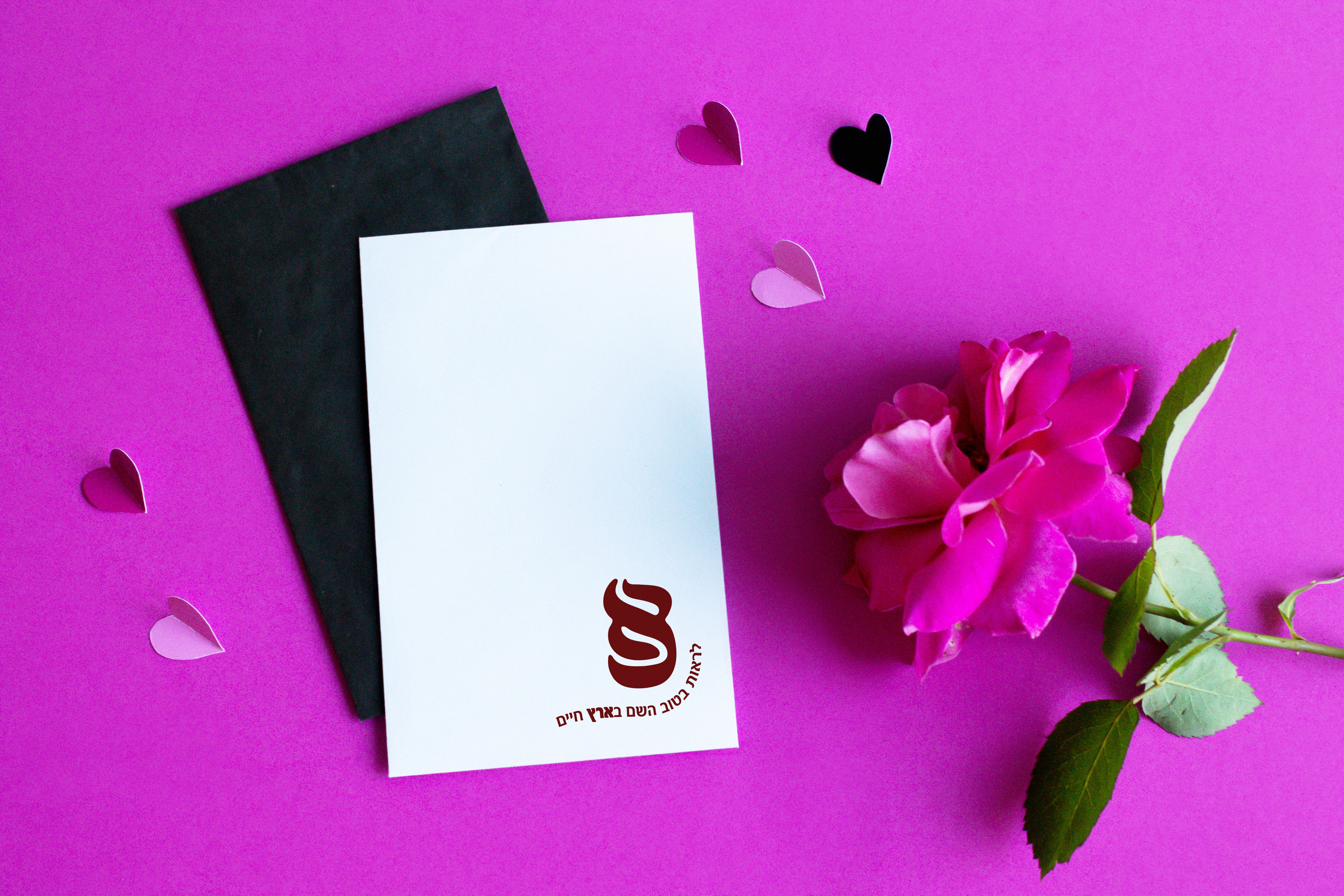 מוקאפ דף עם פרחים סגול ורוד.jpg