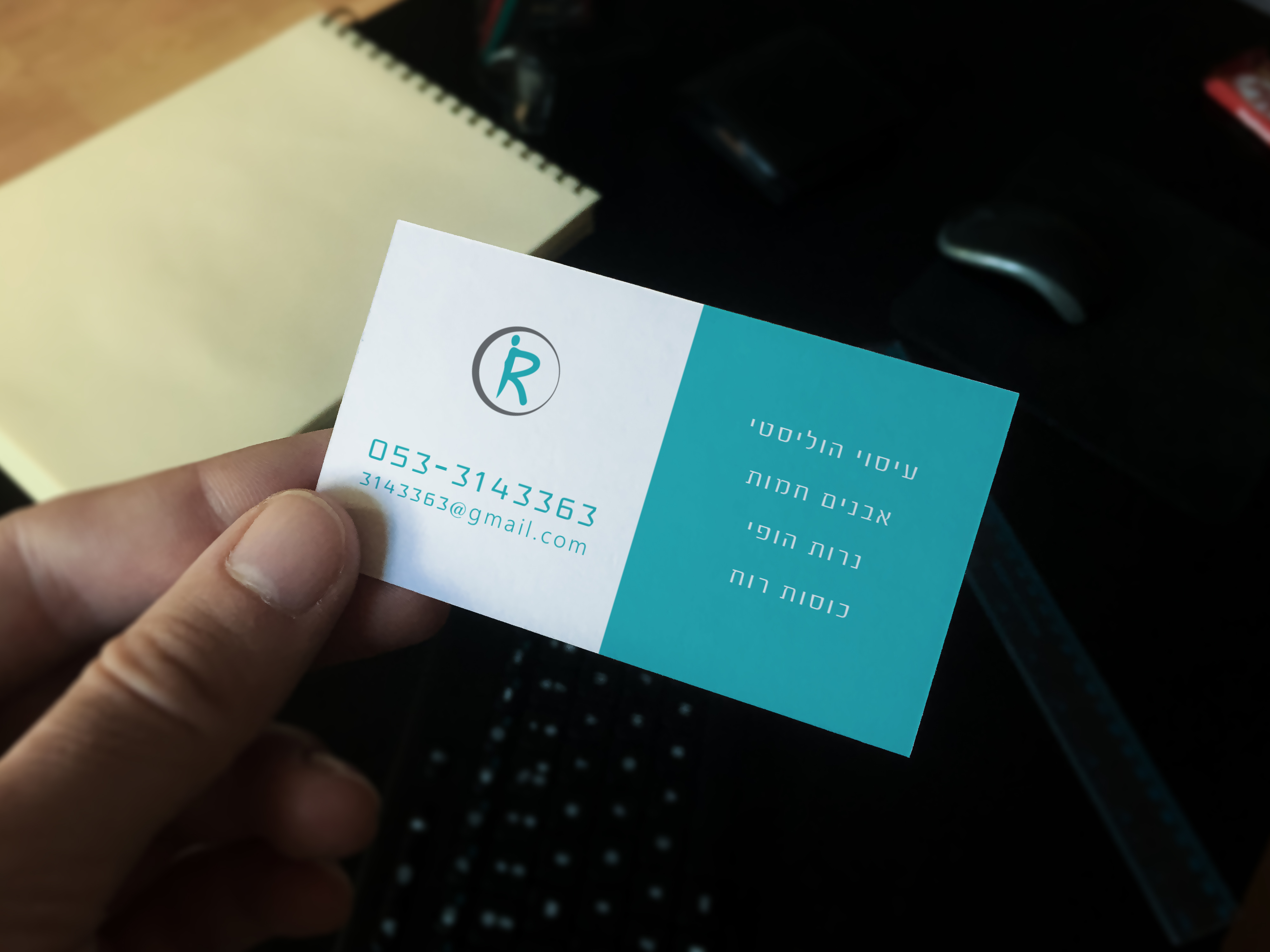 מוקאפ יד מחזיקה כרטיס ביקור.jpg