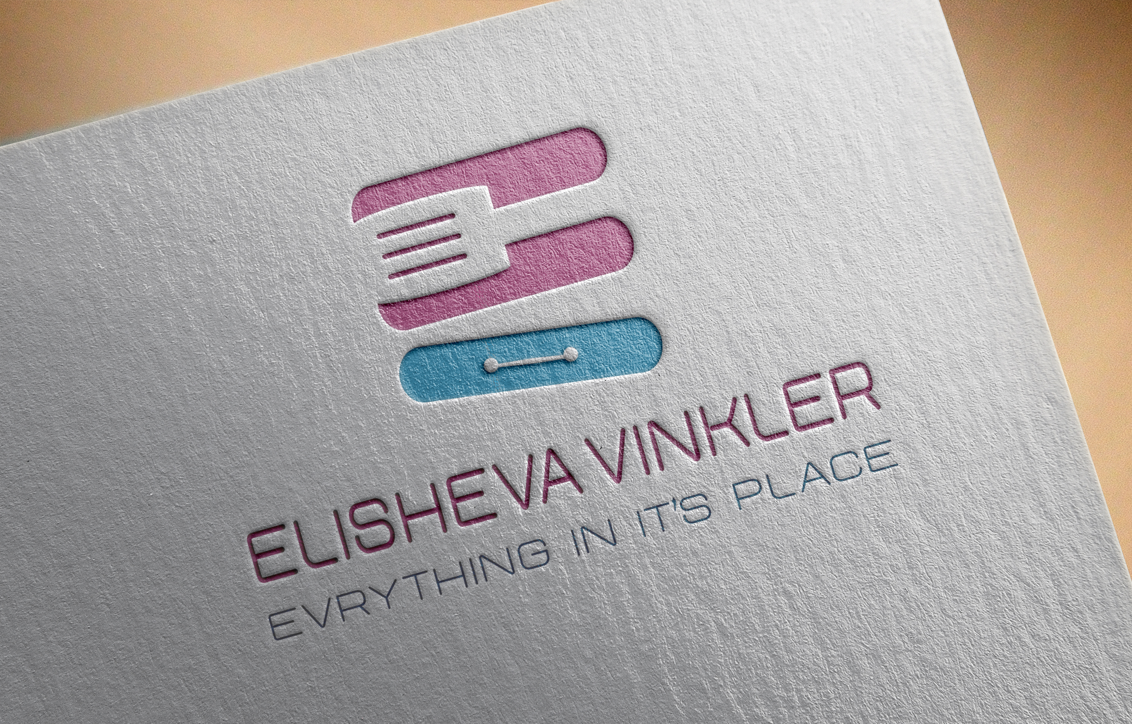 מוקאפ לוגו מוטבע צבעוני על כרטיס לבן.jpg