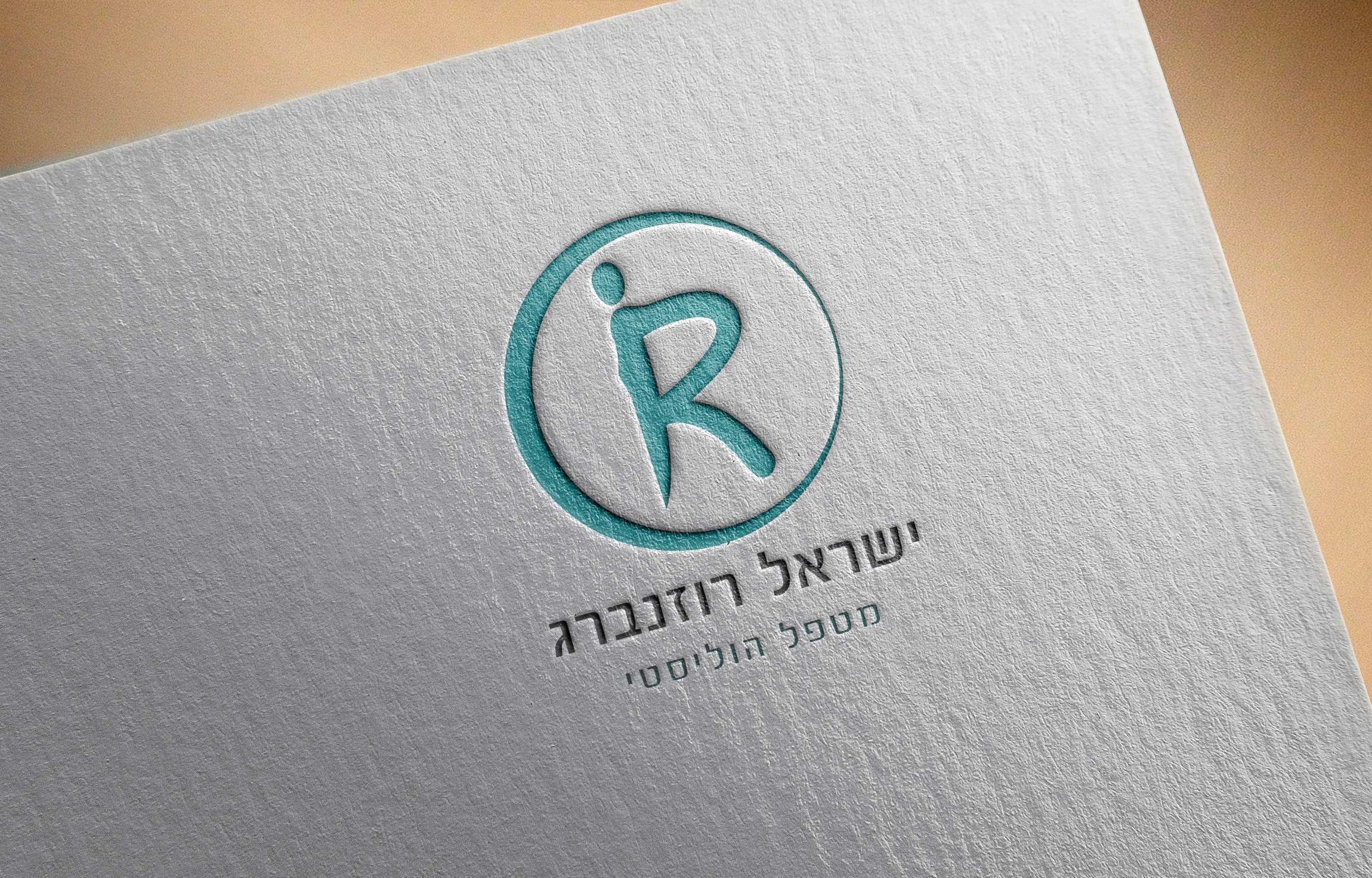 מוקאפ לוגו מוטבע צבעוני על כרטיס לבן.jpg