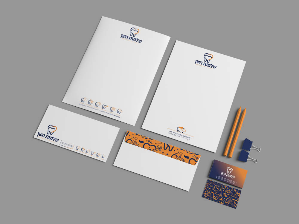 מוקאפ ניירת עם עפרונות הרבה שכבות.jpg