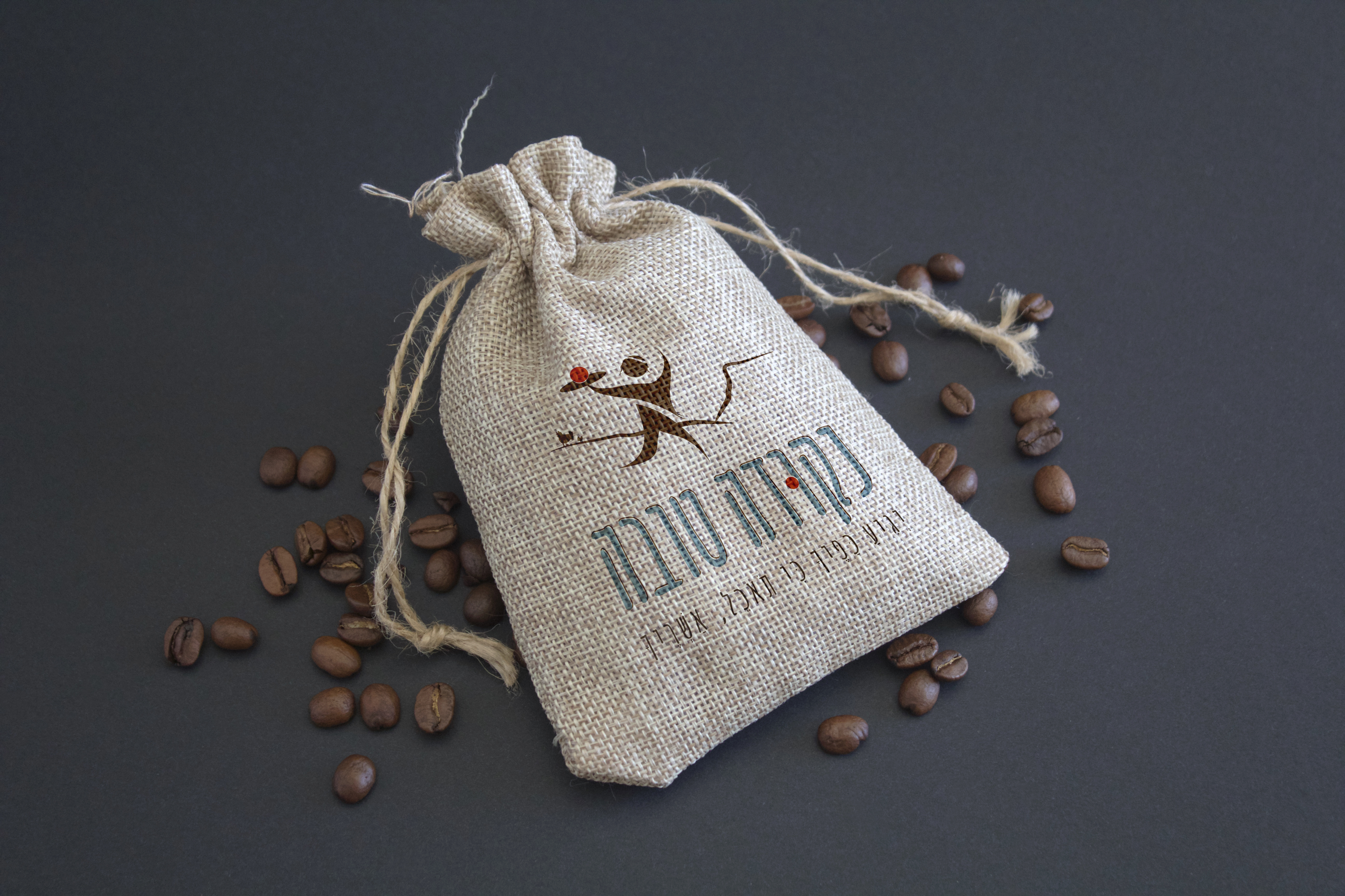 מוקאפ שקית קנפפבס עם פולי קפה רקע שחור.jpg