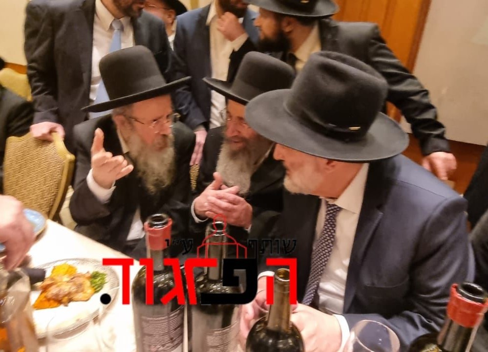 מורינו הגרח''פ בשיחה עם אריה דרעי בחתונת נכדתו תשפ''ה.jpg