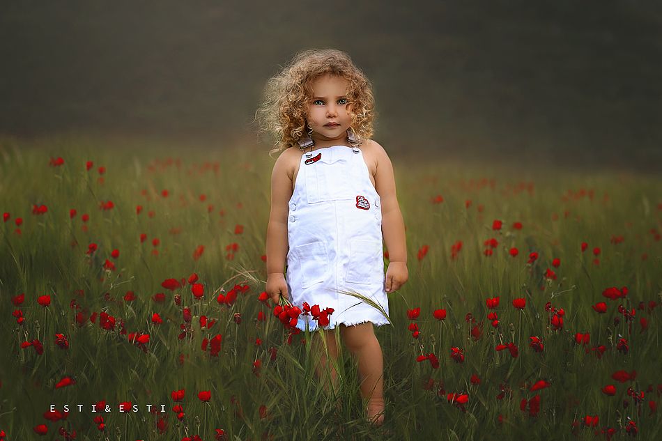 מלי מחזיקה פרחים יפה מ (1).jpg