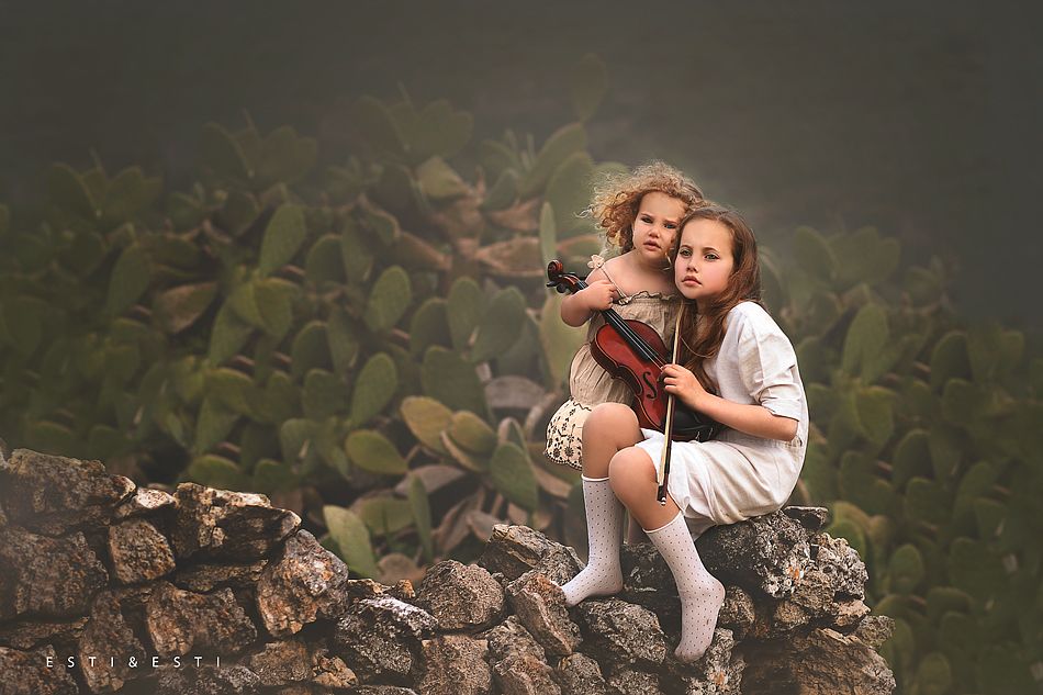 ממלי והדס נשענות כינור.jpg