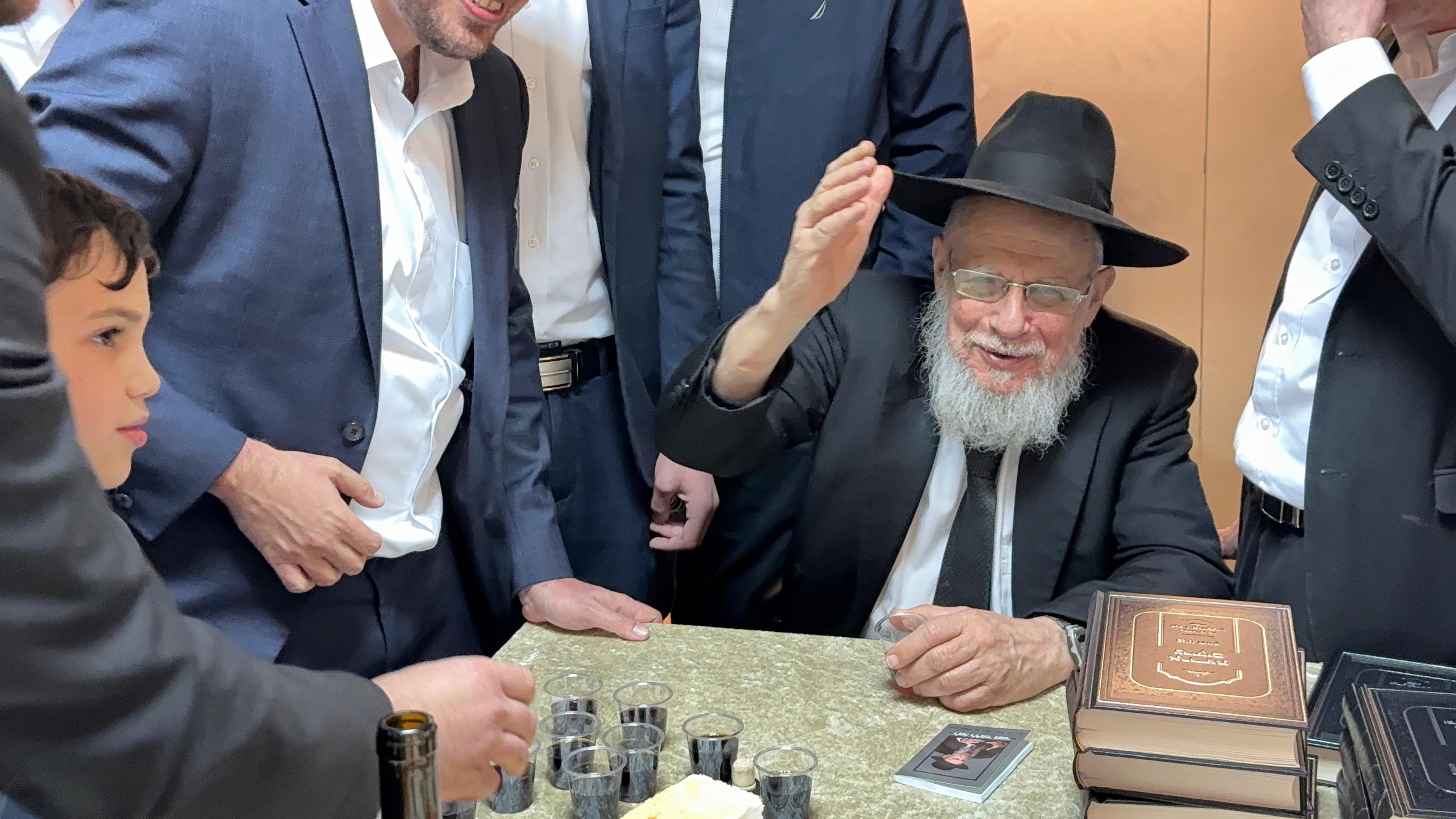 ממעמד הלחיים לכל האברכים והבחורים שערכו את הספר הק'.jpg