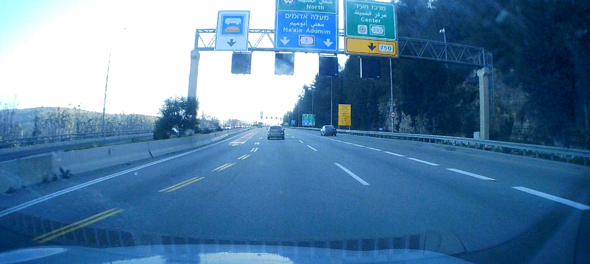 ממצלמת רכב בנסיעה על הכביש.jpg