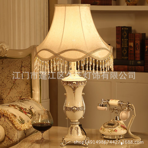 מנורת לילה לשידה.jpg