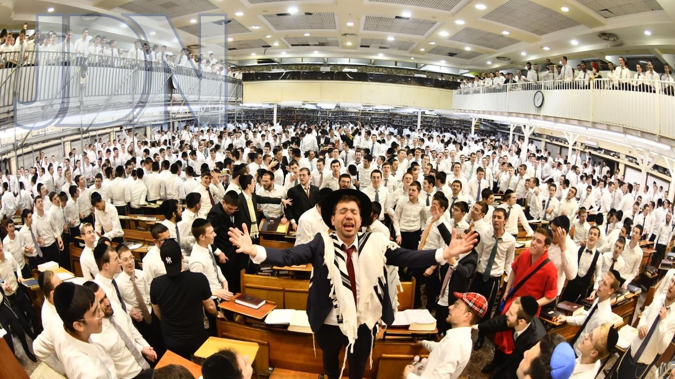 מעמד התפילה לאחר הסדר בהיכל הישיבה (2).jpg