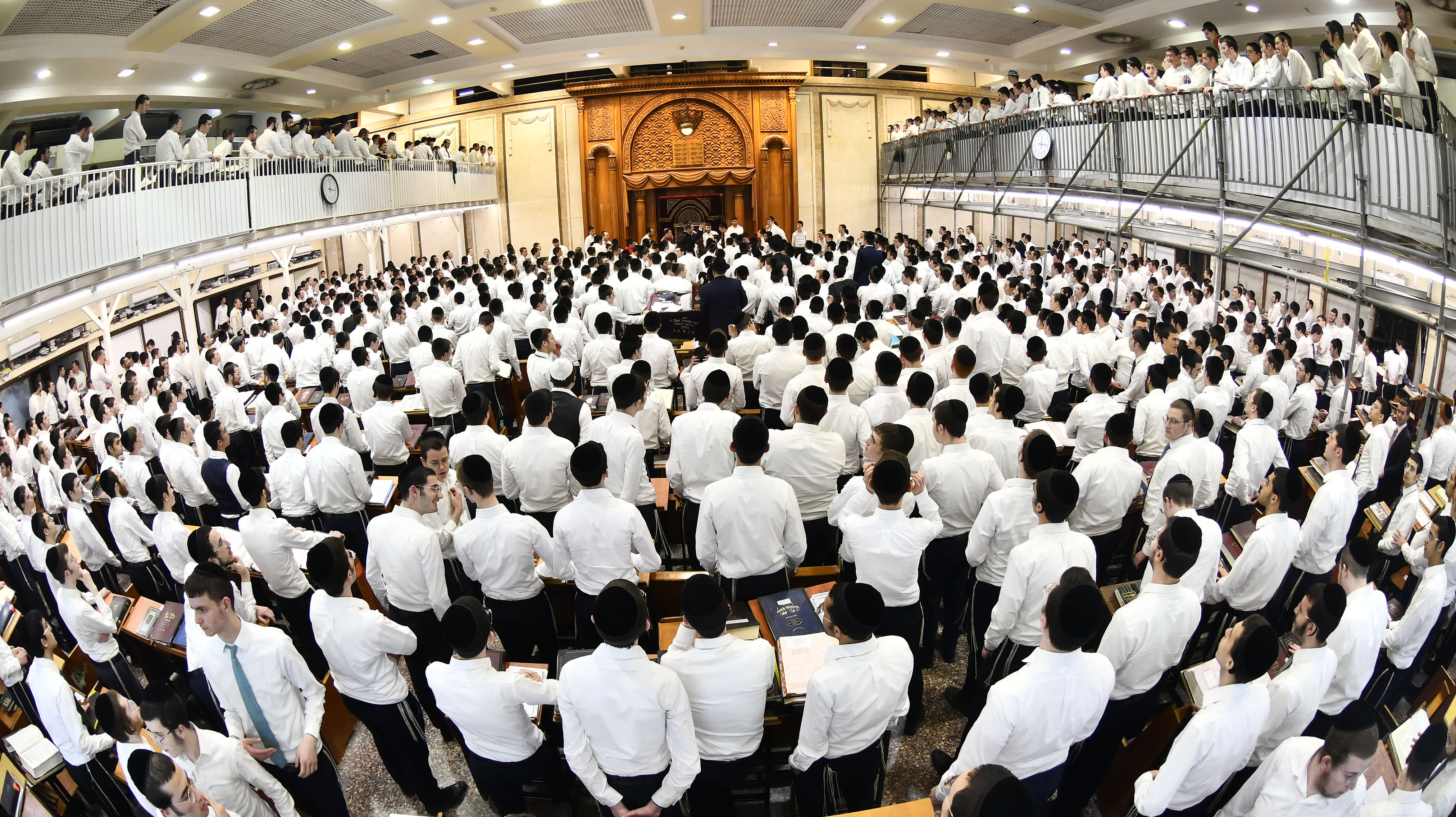 מעמד התפילה לאחר הסדר בהיכל הישיבה (3).JPG