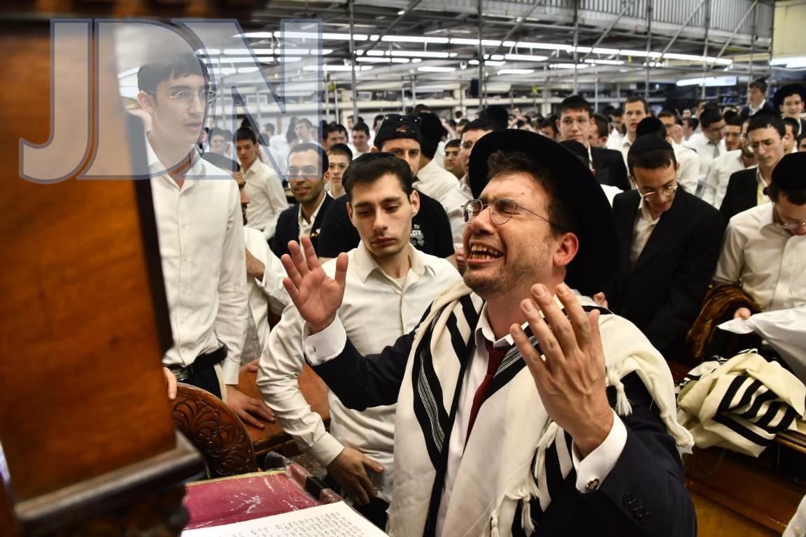 מעמד התפילה לאחר הסדר בהיכל הישיבה.jpg