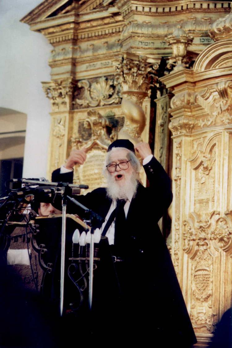 מרן בישיבת פוניבז.jpg