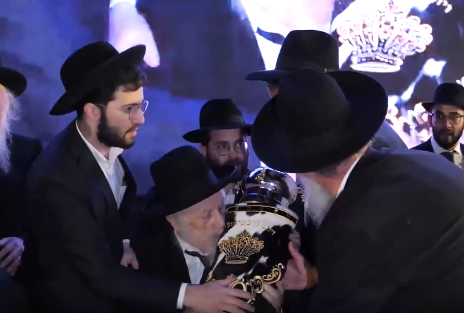 מרן הגרב''ד מנשק את הס''ת.png