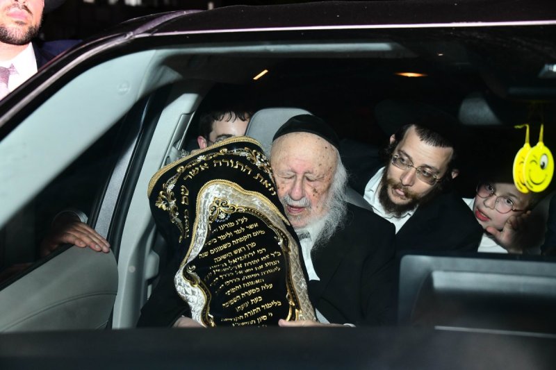 מרן ראש הישיבה הגרב''ד פוברסקי במעמד (2).jpg