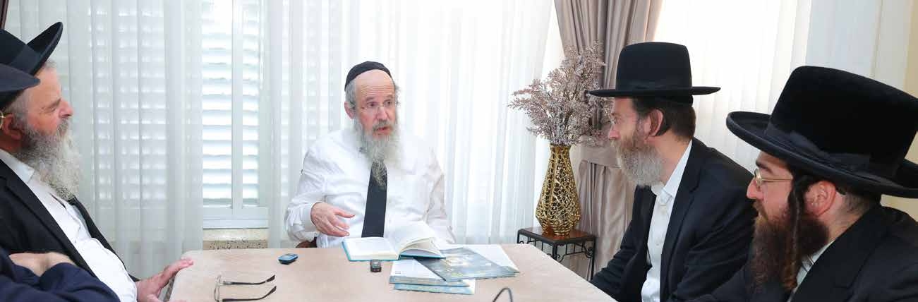 מרן ראש הישיבה הגרח''פ ברמן עם ראשי ארגון תורה שבכתב(2).jpg