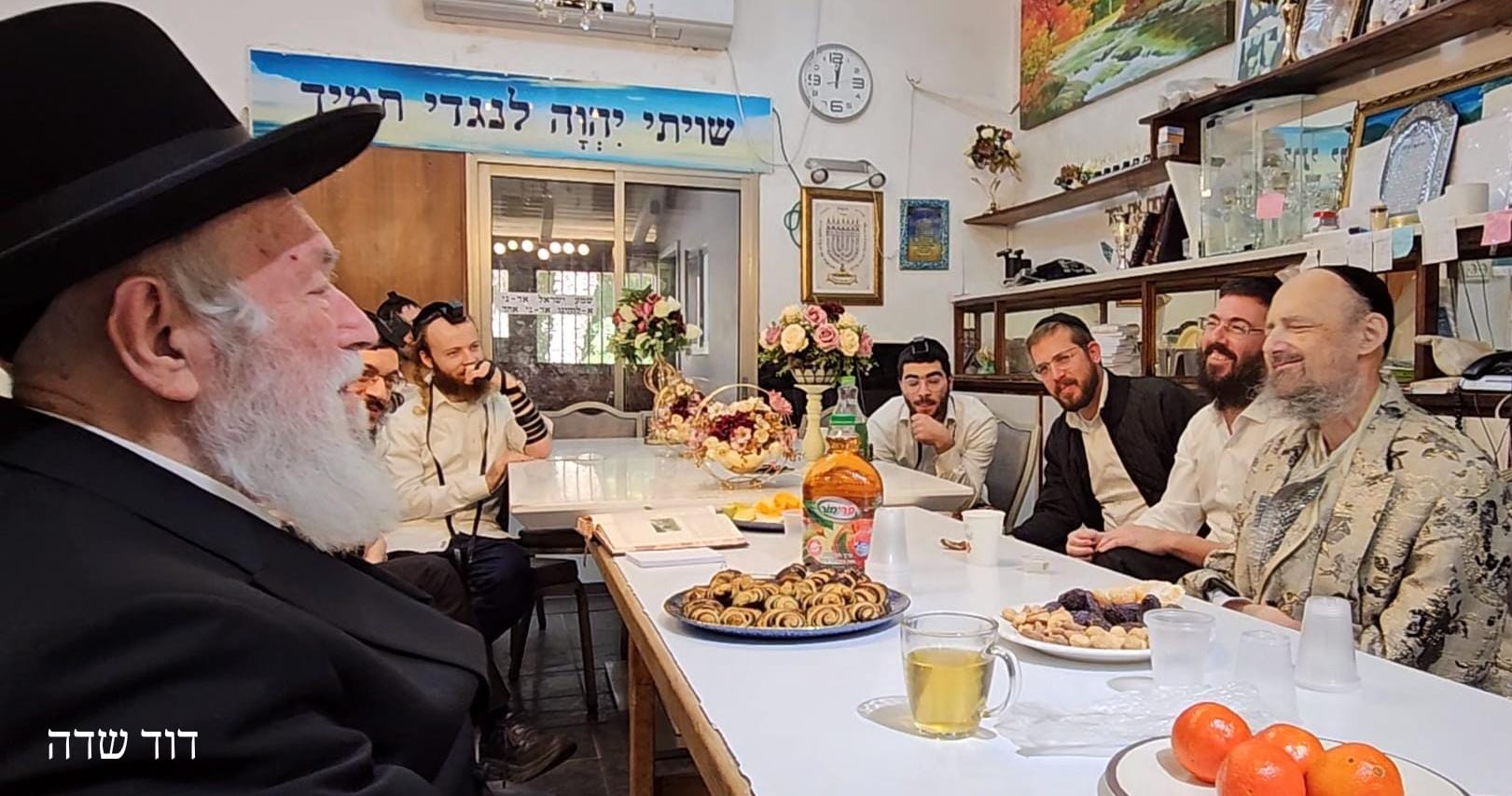 מרן רבינו שליט''א בביקור אצל חתנו הגר''ד קוק שליט''א.jpg