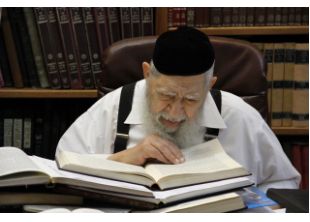 מרן שקוע בתורה.jpg